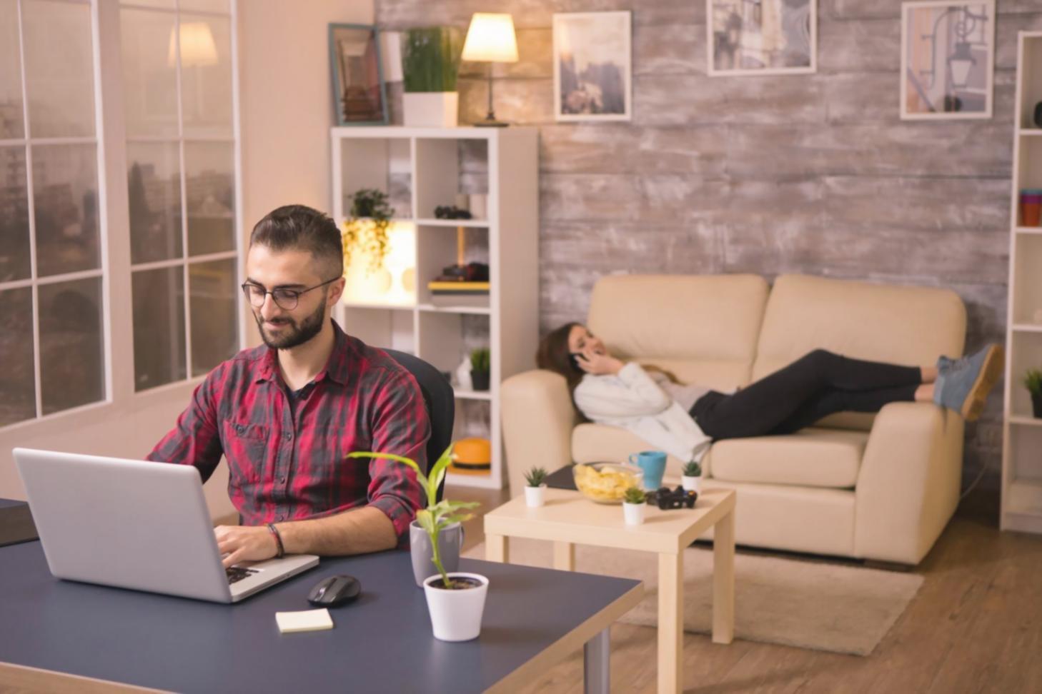 Persona che studia con tecniche avanzate di apprendimento in ambiente moderno